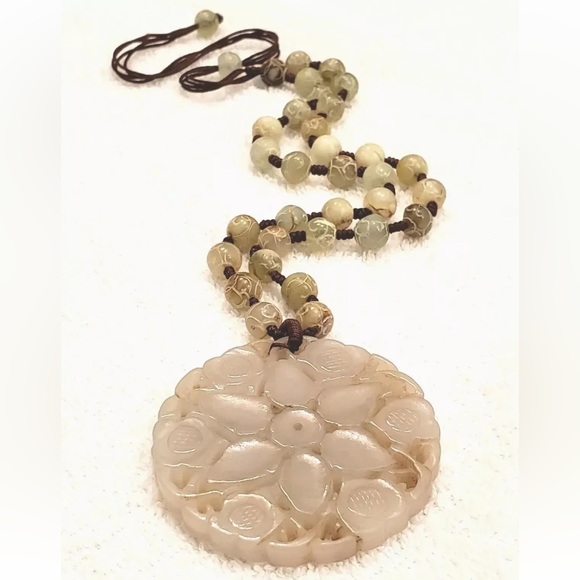 OFFERS WELCOMED - Pierced Mutton Fat Jade Flower Pendant Necklace 57.7g - Picture 2 of 11